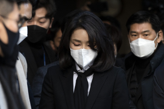 지난달 26일 윤석열 국민의힘 대선 후보 부인 김건희 씨가 서울 여의도 국민의힘 당사에서 자신의 허위 이력 의혹과 관련해 입장문 발표를 마친 뒤 당사를 나서고 있다. 공동취재=연합뉴스.